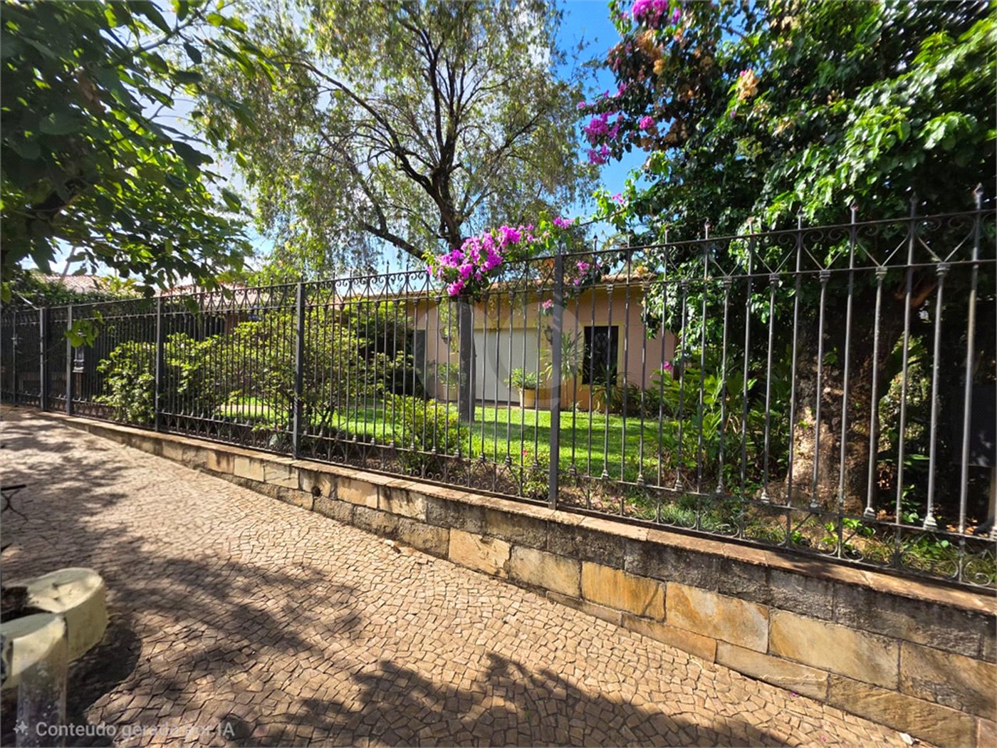 Casa Térrea 5 quartos bem localizada com piscina.