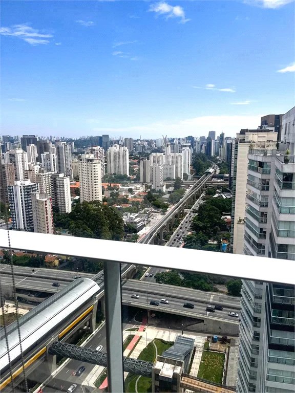 Apartamento porteira fechada com vista para a Ponte Estaiada no Campo Belo