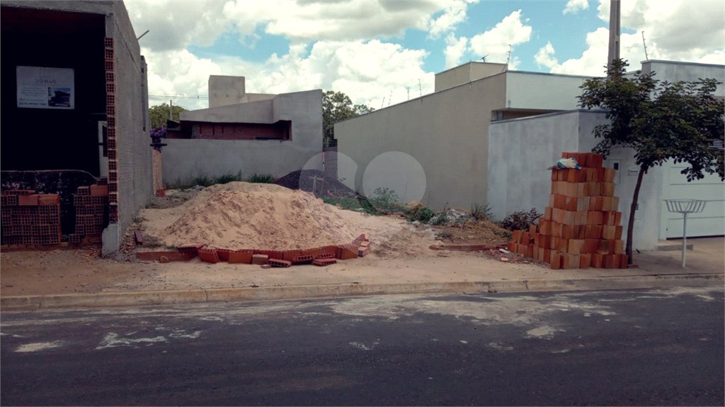 Terreno com 160,00 m² de área total.