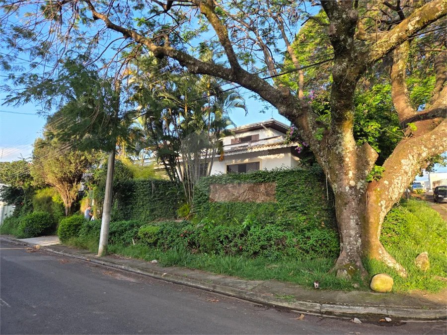 Casa à Venda com 5 quartos em Atibaia/SP