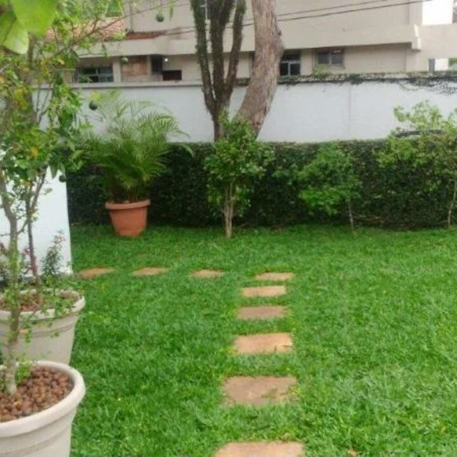 Casa no Butantâ com jardim e piscina