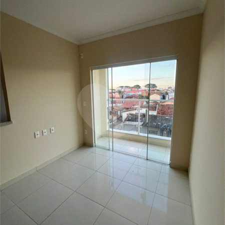 Apartamento no Condomínio Residencial Clarice.