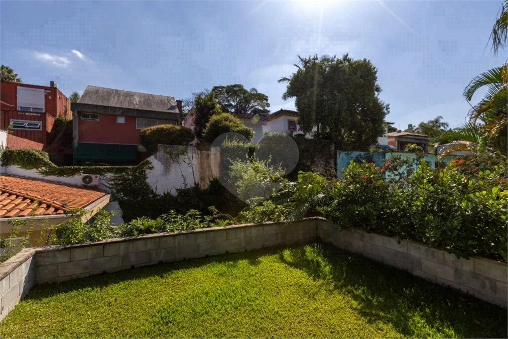 Sobrado à venda com 3 quartos, sendo 2 suítes,  em Jardim Leonor, São Paulo, SP