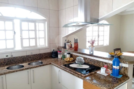 Sobrado à venda com 3 quartos, sendo 2 suítes, em Vila Rea, Poá, SP