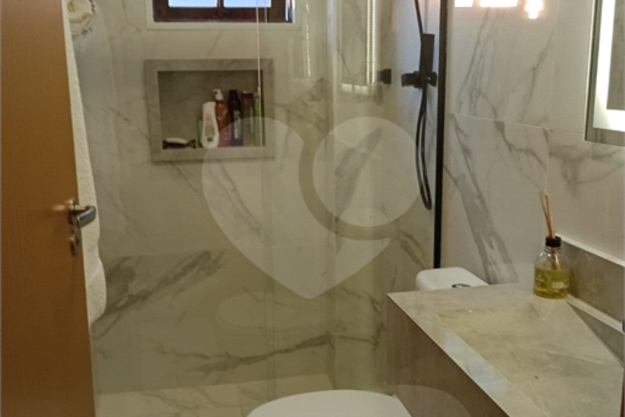 Sobrado à venda com 3 quartos, sendo 1 suíte,  em Jardim Guairaca, São Paulo, SP
