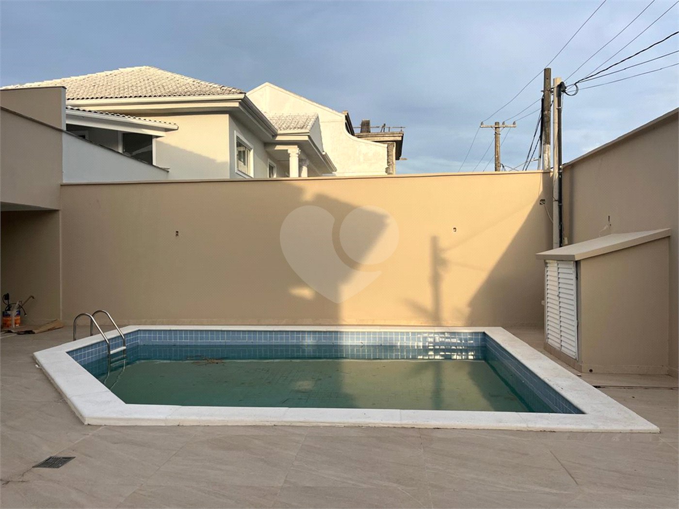 Casa à venda com 4 quartos, sendo 2 suítes, no condomínio Pedra Mar, Rio de Janeiro - RJ