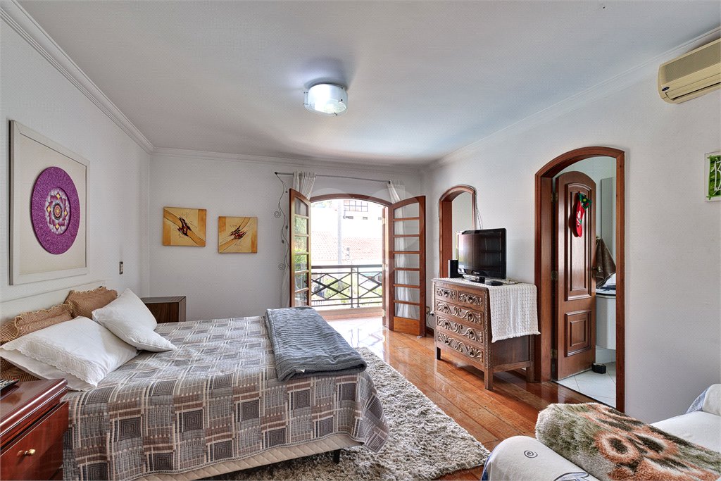 Casa à venda com 5 quartos, sendo 4 suítes, em Alto da Boa Vista, São Paulo, SP