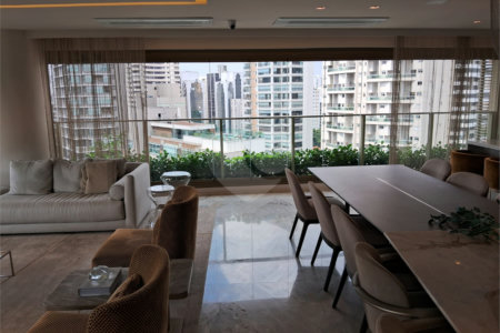 Apartamento à venda com 3 suítes em Moema, São Paulo, SP