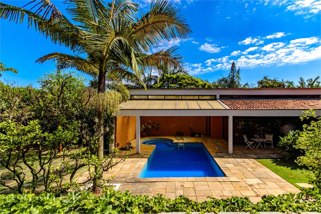 Casa à venda com 4 quartos, sendo 1 suíte,  em Jardim Leonor, São Paulo, SP