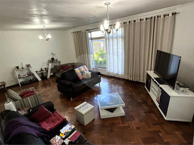 Sobrado à venda com 6 quartos, sendo 1 suíte,  em Vila Madalena, São Paulo, SP