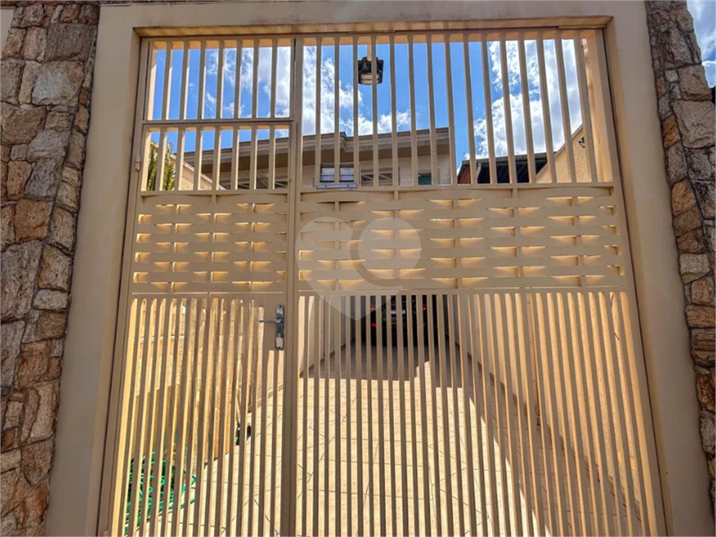 Sobrado à venda com 3 quartos, sendo 1 suíte, em Vila Mangalot, São Paulo, SP