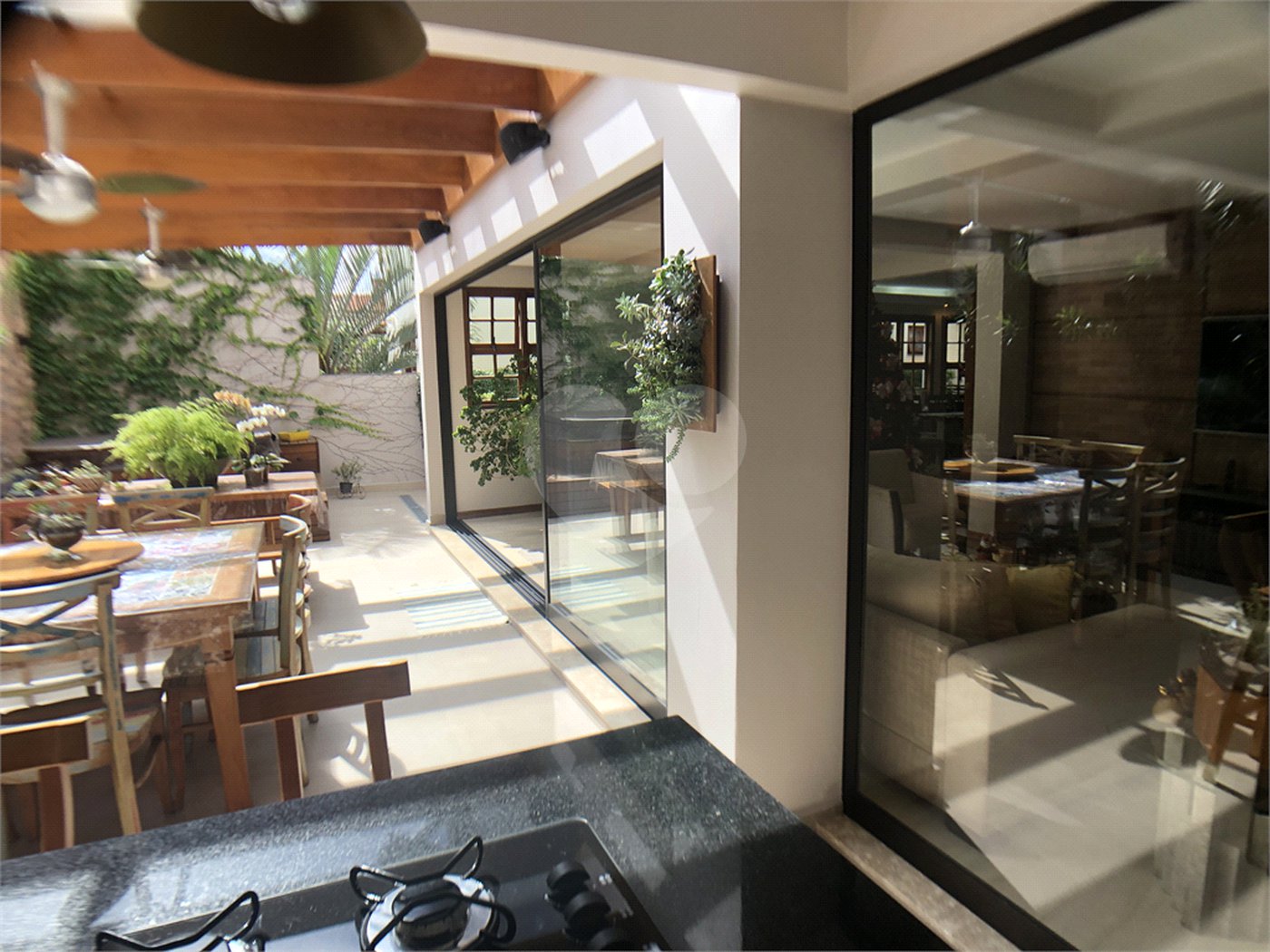 Casa à venda com 4 suítes no condomínio Residencial Floresta, São Paulo - SP