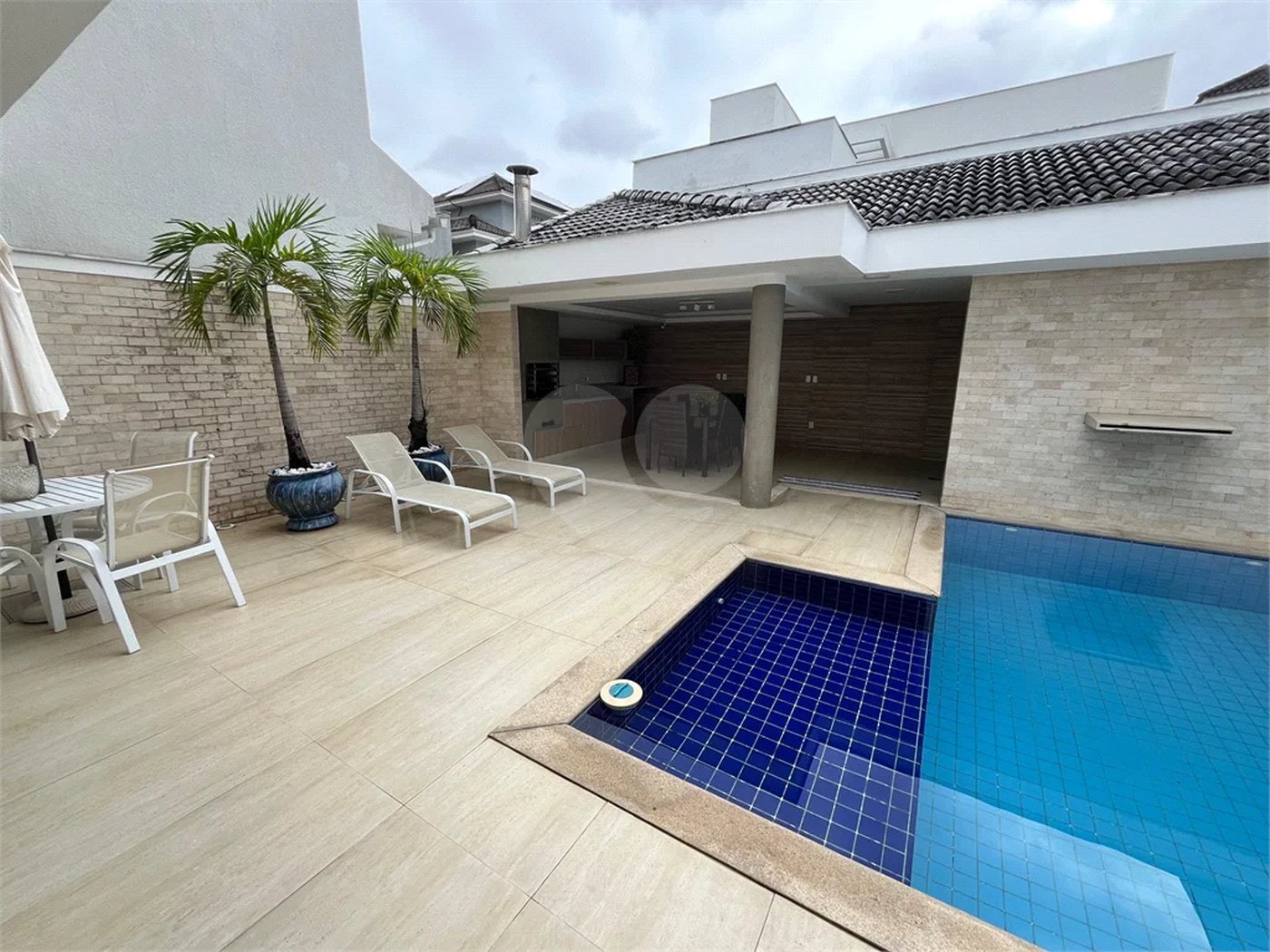 Casa à venda com 3 quartos, sendo 1 suíte, no condomínio Golden Village, Rio de Janeiro - RJ