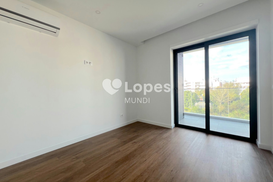 Apartamento T2 à venda em Águas Santas, Maia, Portugal – Varanda e garagem