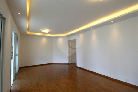 Apartamento à venda com 3 quartos, sendo 1 suíte,  em Vila Olímpia, São Paulo, SP