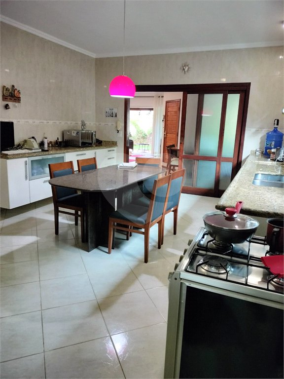 Sobrado à venda com 4 quartos, sendo 2 suítes, em Vila Petrópolis, Atibaia, SP