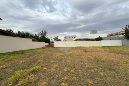 Terreno de 480m2 á venda, no condomínio Damha I, em São Carlos.