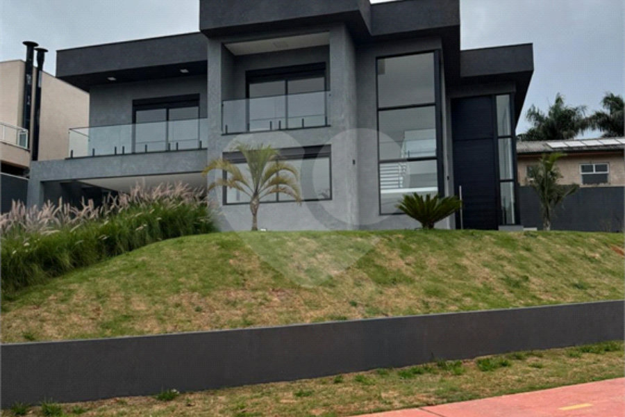 Casa à venda com 5 suítes no condomínio Residencial Santa Maria, Jandira - SP