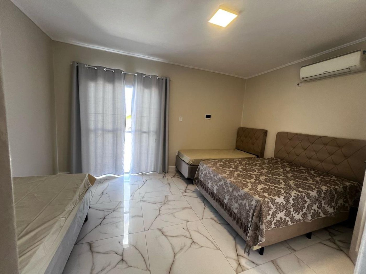 Casa à venda com 8 quartos, sendo 2 suítes, em Flórida, Praia Grande, SP