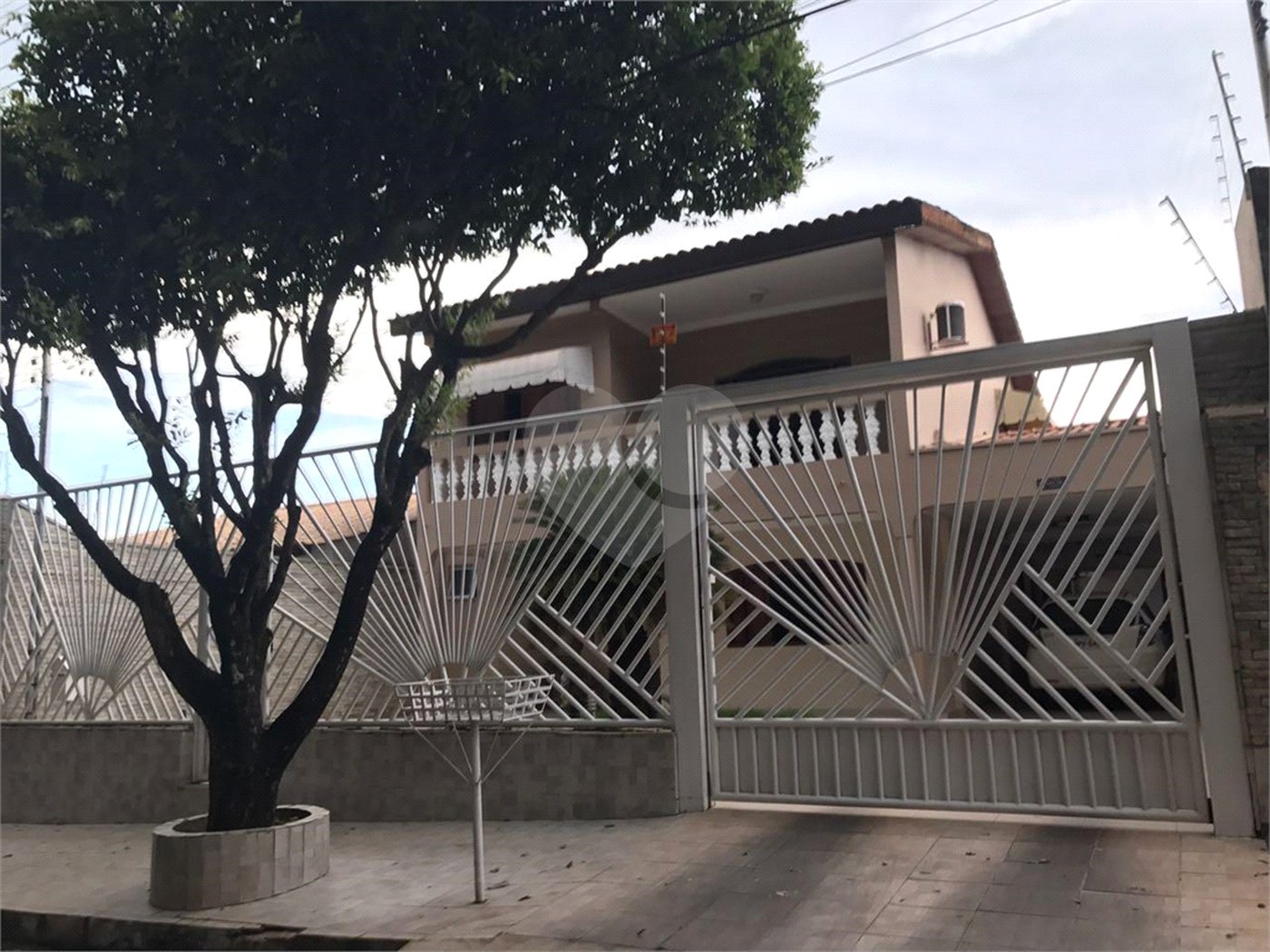 Sobrado à venda com 3 quartos, sendo 2 suítes, em Jardim Tropical, Cuiabá, MT