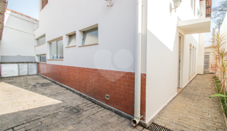 Sobrado à venda com 4 quartos, sendo 1 suíte,  em Alto da Boa Vista, São Paulo, SP