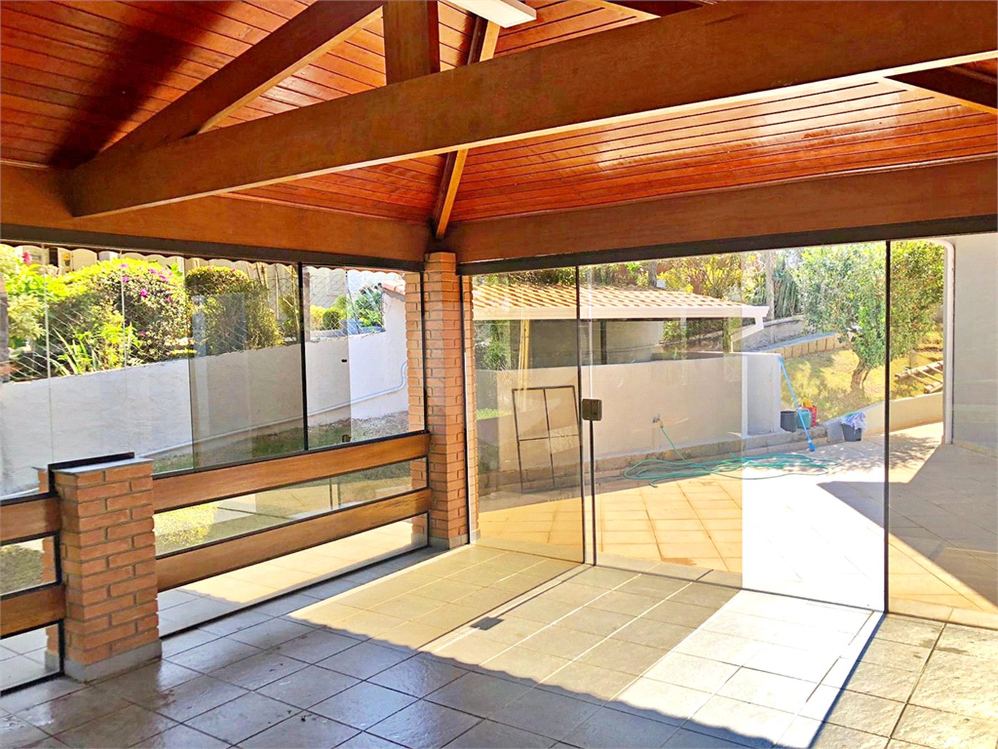 Casa à venda com 4 quartos, sendo 2 suítes, no condomínio Estância Marambaia, Vinhedo - SP