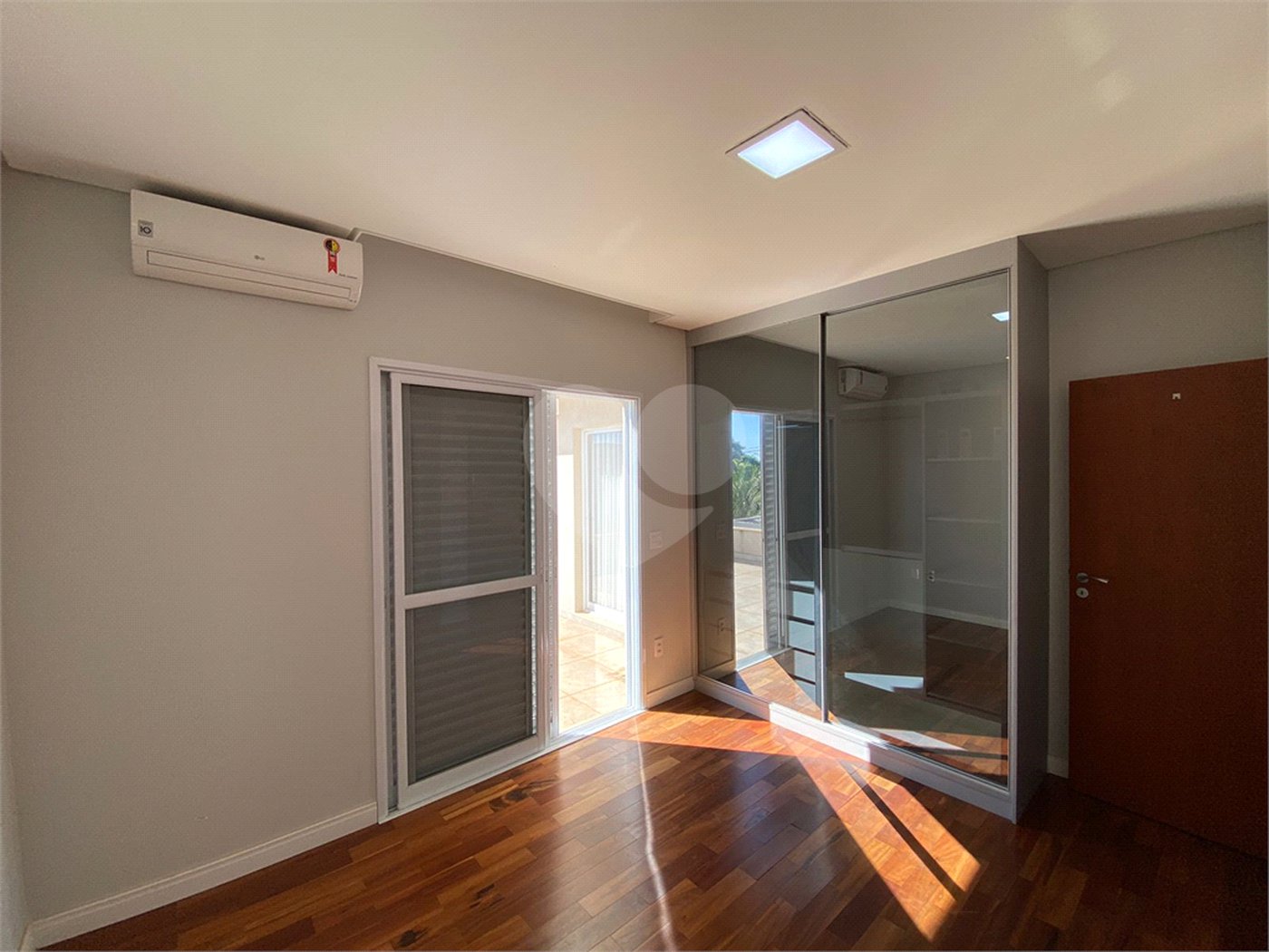 Casa com alto padrão de acabamento para venda no Condomínio Montreal.