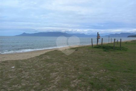Sobrado à venda com 2 quartos, sendo 1 suíte, em Estância Balneária Hawai, Caraguatatuba, SP