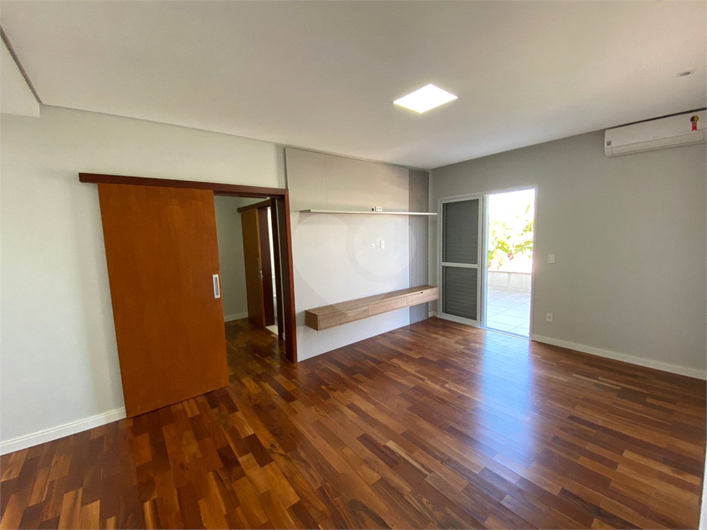 Casa com alto padrão de acabamento para venda no Condomínio Montreal.