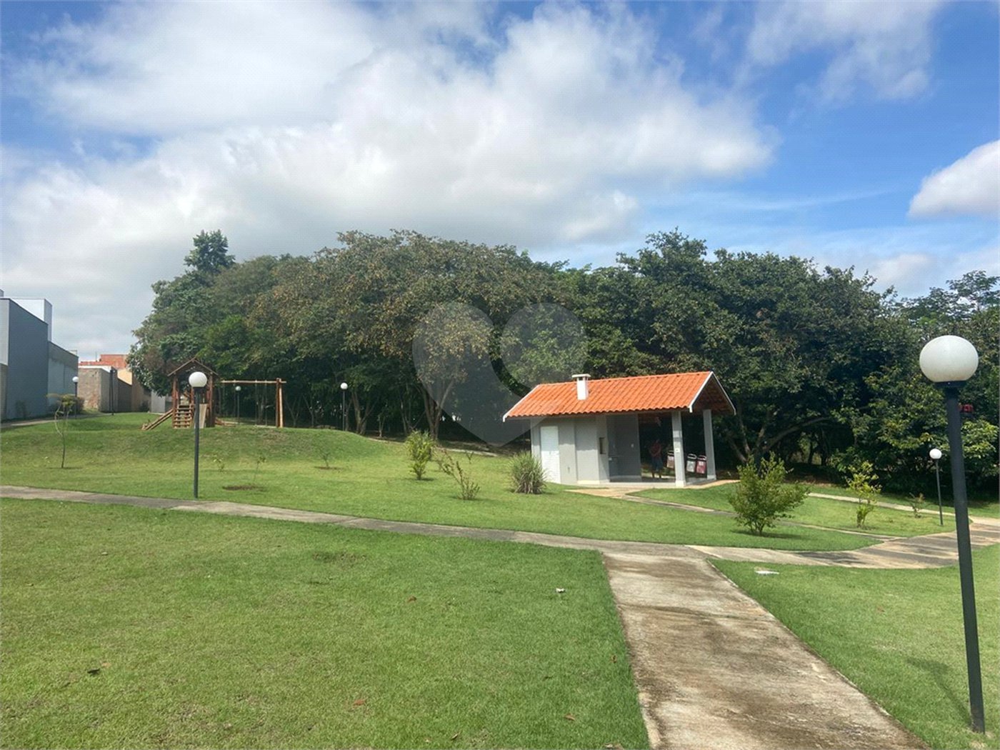 Casa à venda com 3 quartos, sendo 1 suíte, no condomínio Jardim Guarujá, Salto - SP