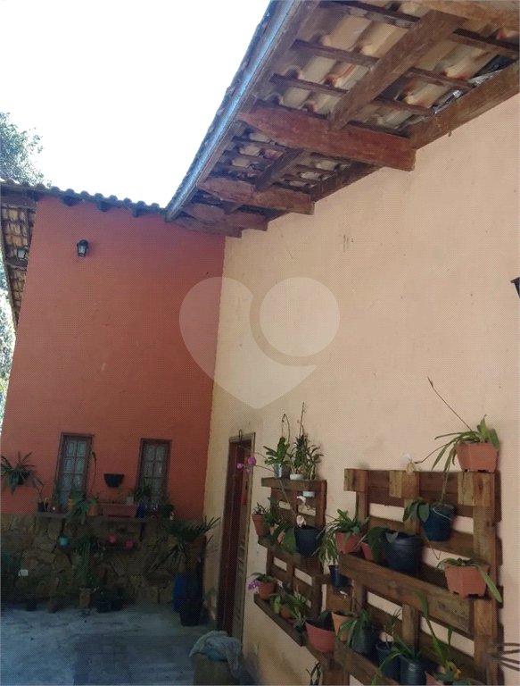Casa à venda com 4 quartos, sendo 1 suíte, no condomínio Quinta da Cachoeira, Embu das Artes - SP