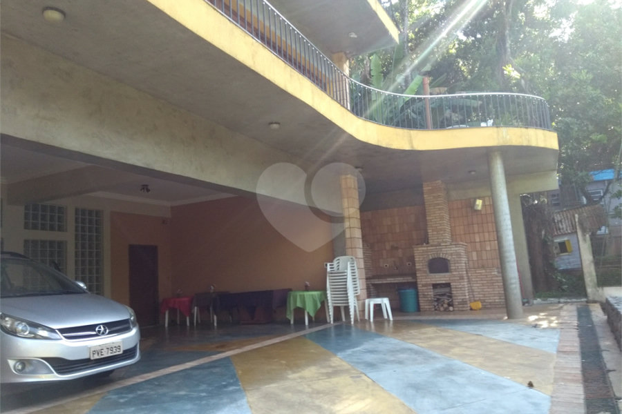 Casa à venda com 4 quartos, sendo 2 suítes, no condomínio Champs Elysees Village, Mairiporã - SP