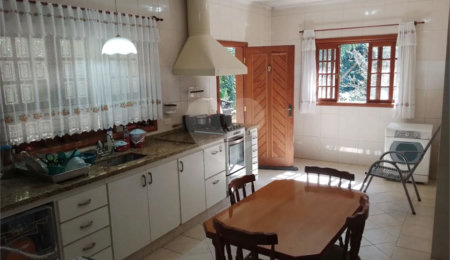 Casa à venda com 4 quartos, sendo 1 suíte,  no condomínio Quinta da Cachoeira, Embu das Artes - SP