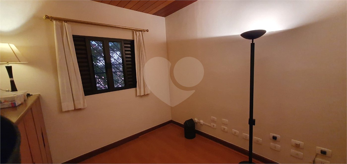 Sobrado à venda com 4 quartos, sendo 2 suítes, em Moema, São Paulo, SP