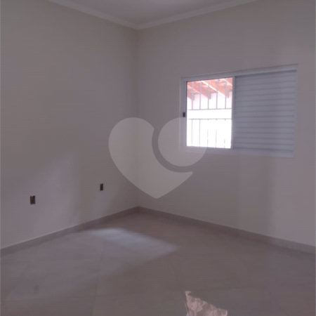 Casa Térrea com 3 dormitórios, sendo 1 suíte.