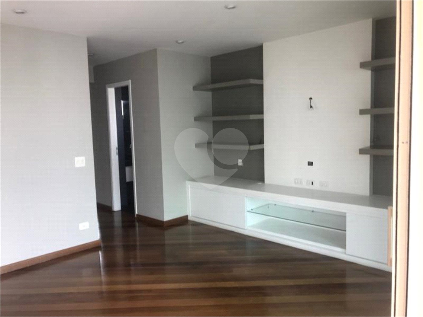 Apartamento à venda ou para alugar com 3 suítes em Moema, São Paulo, SP
