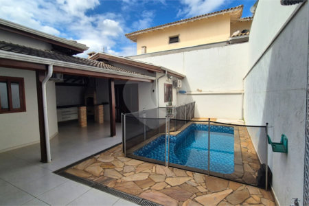 Casa à venda com 4 quartos, sendo 2 suítes, no condomínio Residencial Grape Village, Vinhedo - SP