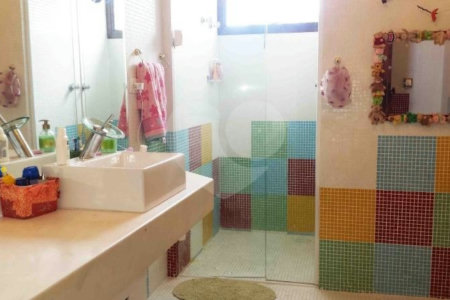 Sobrado à venda com 4 quartos, sendo 2 suítes, em Alto da Boa Vista, São Paulo, SP