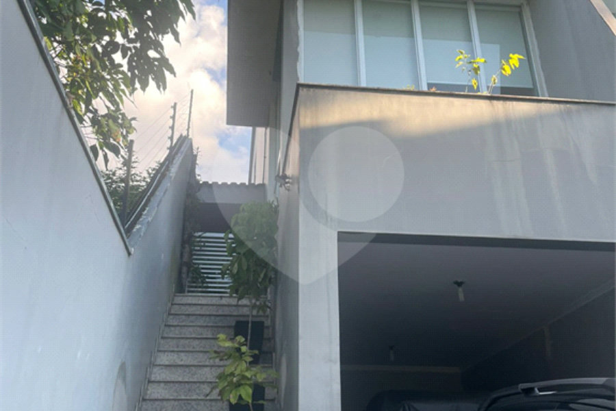 Sobrado à venda com 3 suítes em Horto, São Paulo, SP