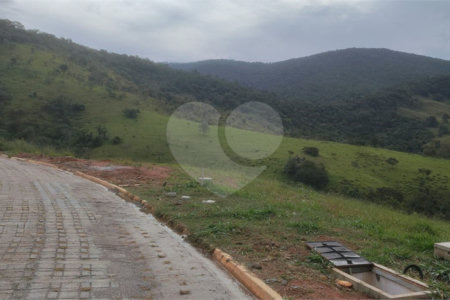 Terrenos de 300 metros em condomínio fechado e prontos para construir na região de Atibaia