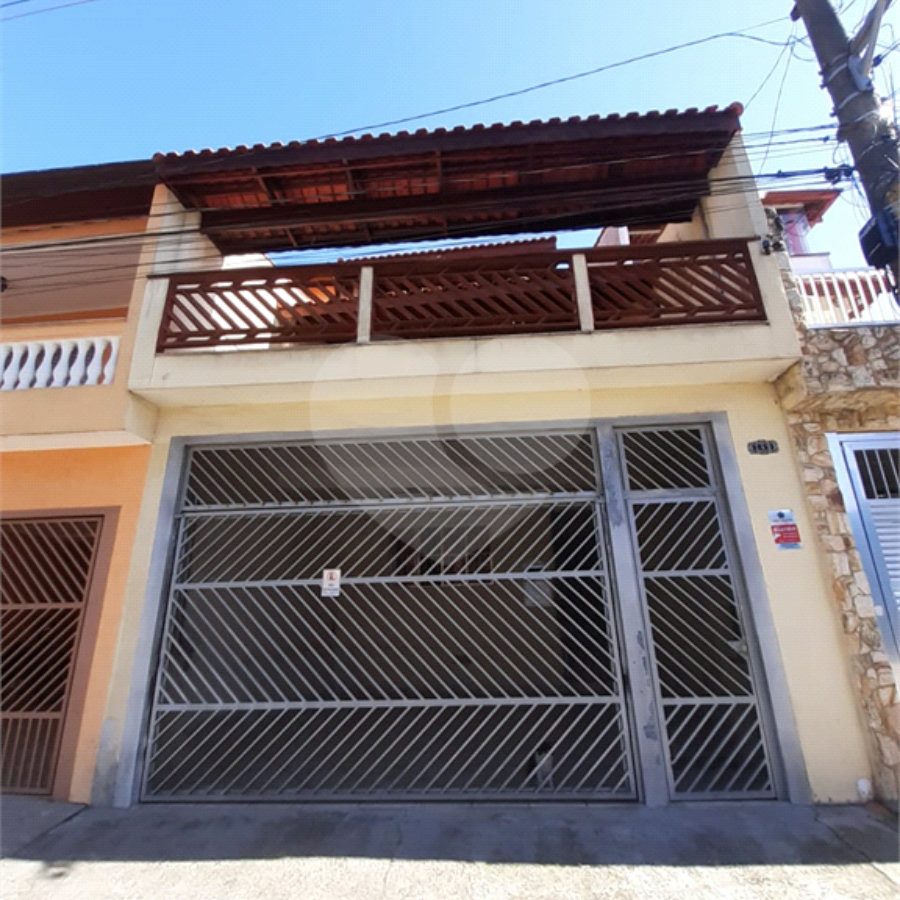 Casa com 250m², 4 dormitórios, 2 vagas.