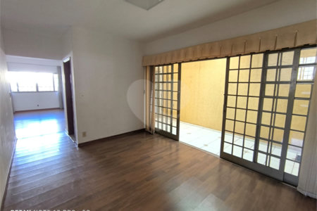 Casa á venda na Avenida Pau Brasil.