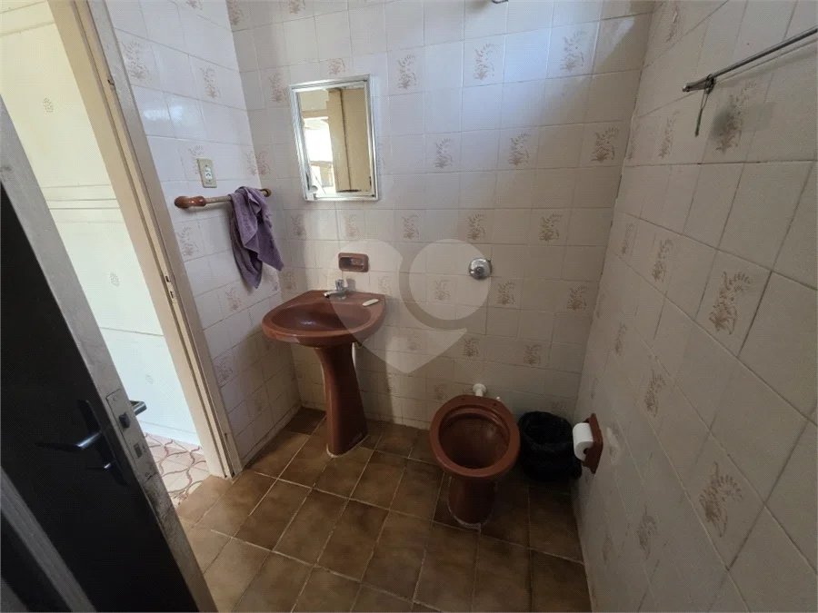 Casa térrea à venda com amplo quintal e grande potencial na Vila Nery