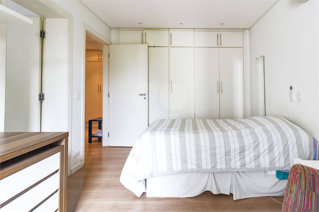 Apartamento à venda com 4 quartos, sendo 2 suítes,  em Jardim Parque Morumbi, São Paulo, SP