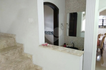 Sobrado à venda com 3 quartos, sendo 1 suíte,  em Jardim Santa Rita de Cássia, Suzano, SP