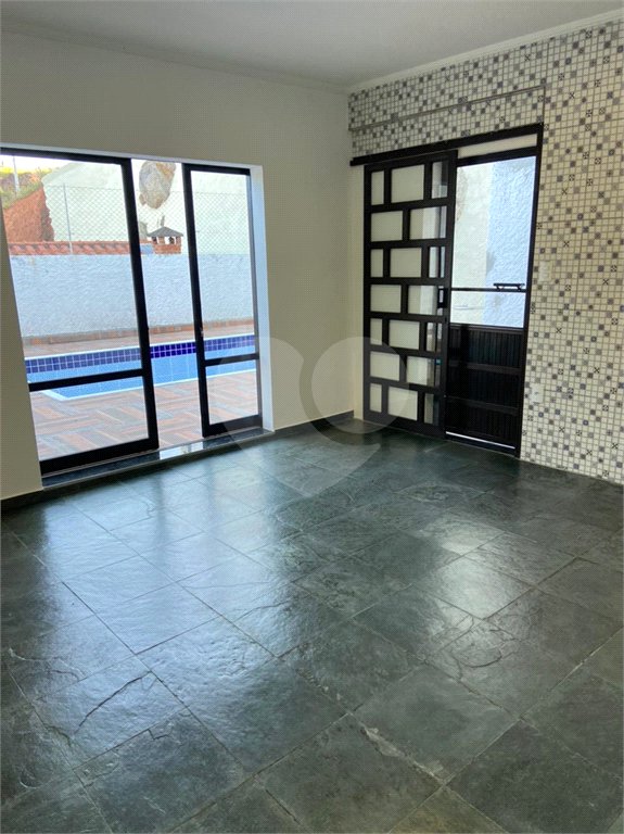 Casa à venda com 4 quartos, sendo 2 suítes,  no Centro, Serra Negra, SP
