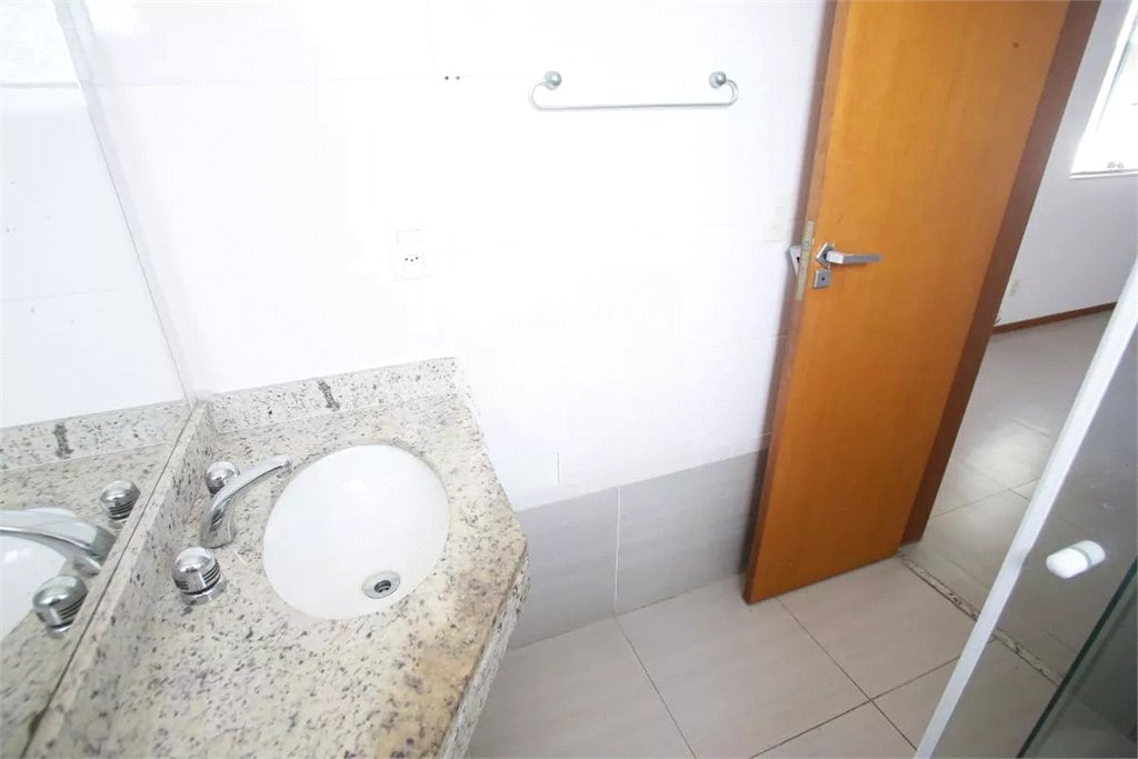 Casa à venda com 4 quartos, sendo 3 suítes, no condomínio Lícia de Alvarenga, Rio de Janeiro - RJ