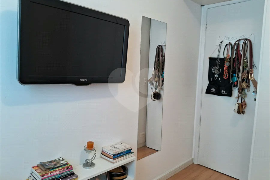 Prédio com portaria 24 horas, e lazer. Apartamento com 3 dormitórios, uma suíte, 2 vagas de garagem