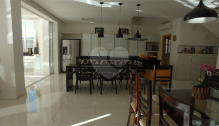 Casa à venda com 4 suítes no condomínio Figueira Gardn, Atibaia - SP
