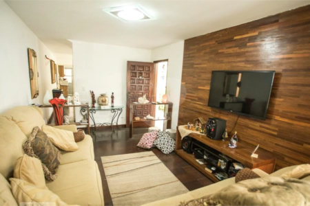 Casa à venda com 3 quartos, sendo 1 suíte, em Mirandópolis, São Paulo, SP